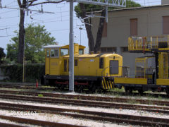 
Service loco at Pisa Station, Italy, June 2007